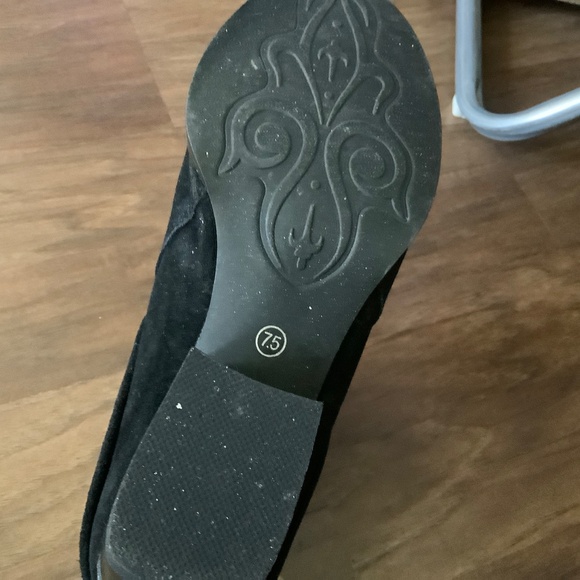 Two Lips suede block heel ankle booties - Picture 5 of 8